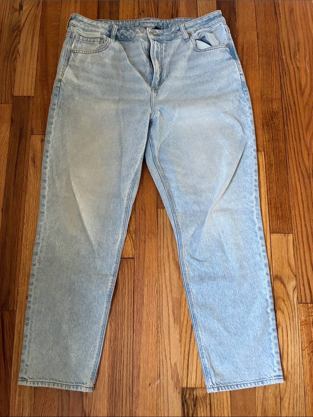 AMERICAN EAGLE Woman’s Strigid Mom’s Jeans